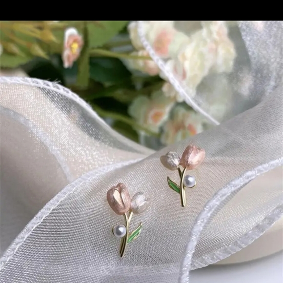 🌷🌷HOST PICK 🌷🌷 Tulip Stud Earrings - Picture 4 of 6